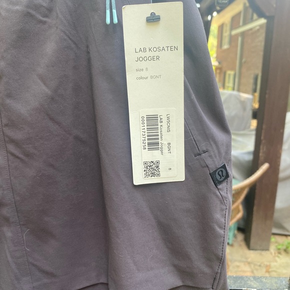NWT! Lululemon joggers, size 8 - Picture 3 of 5